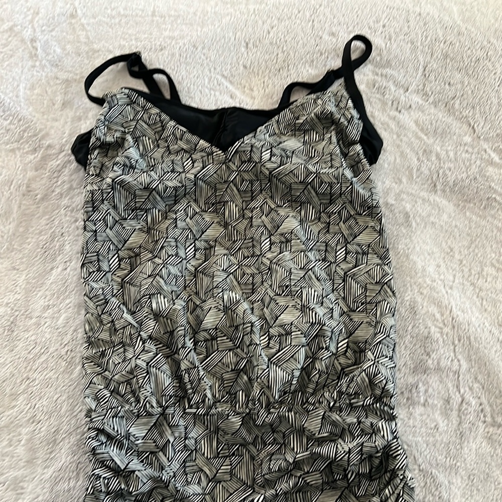 Athleta 34 D/DD  swim tankini top. Black and white